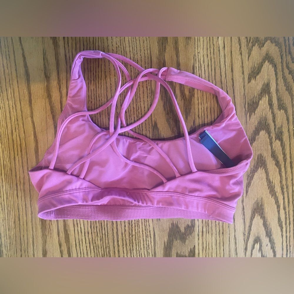 VICTORIA
Secrets - Picture 7 of 9
